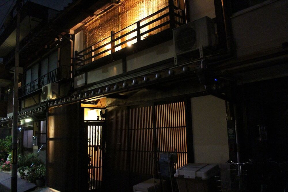 施設の正面 (日没後)