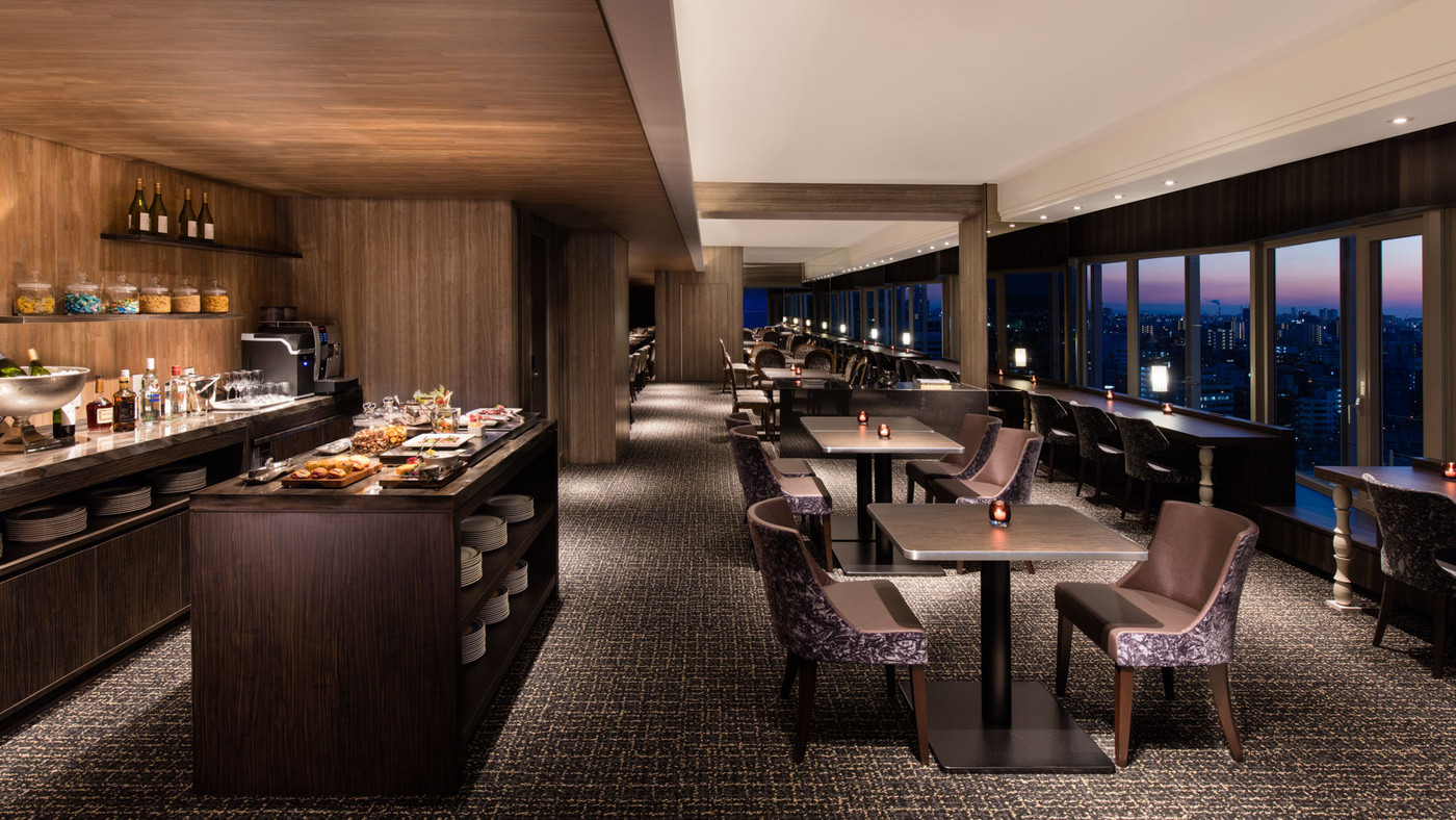 最上階のレストランで楽しむロマンチックな夜3449655