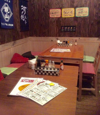 「焼きそば居酒屋どーも」 内観 59238850 テーブル席。