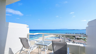 デラックス ルーム シングルベッド 2 台 バルコニー オーシャンビュー (高層階デラックスルーム )