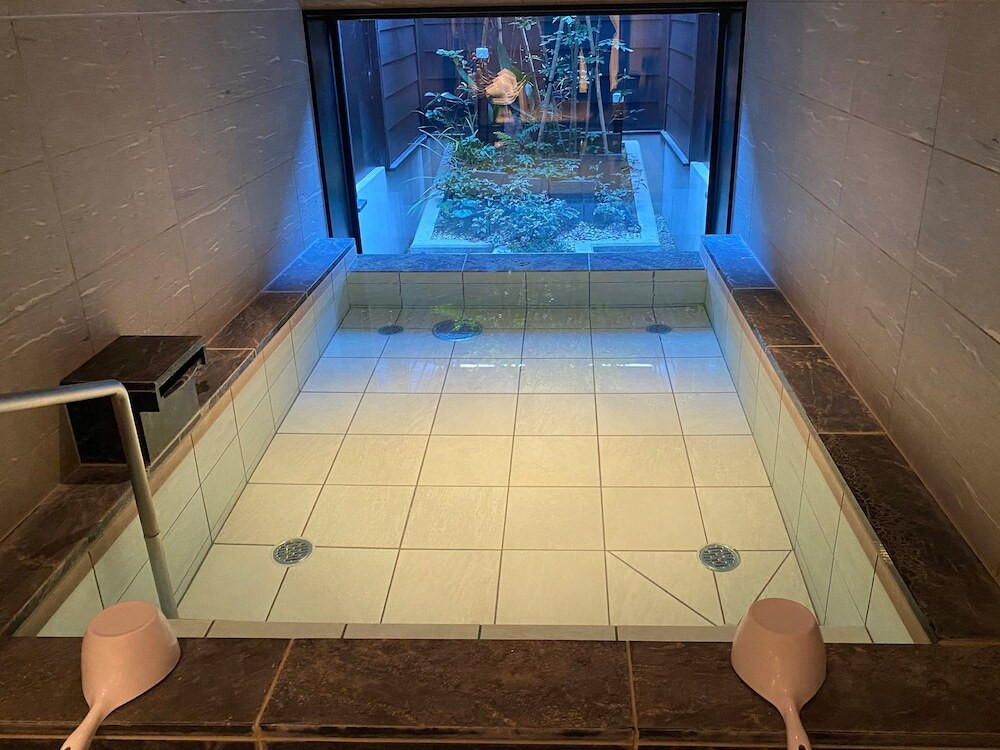 貸切風呂もあり。中庭を望む温泉大浴場3390861