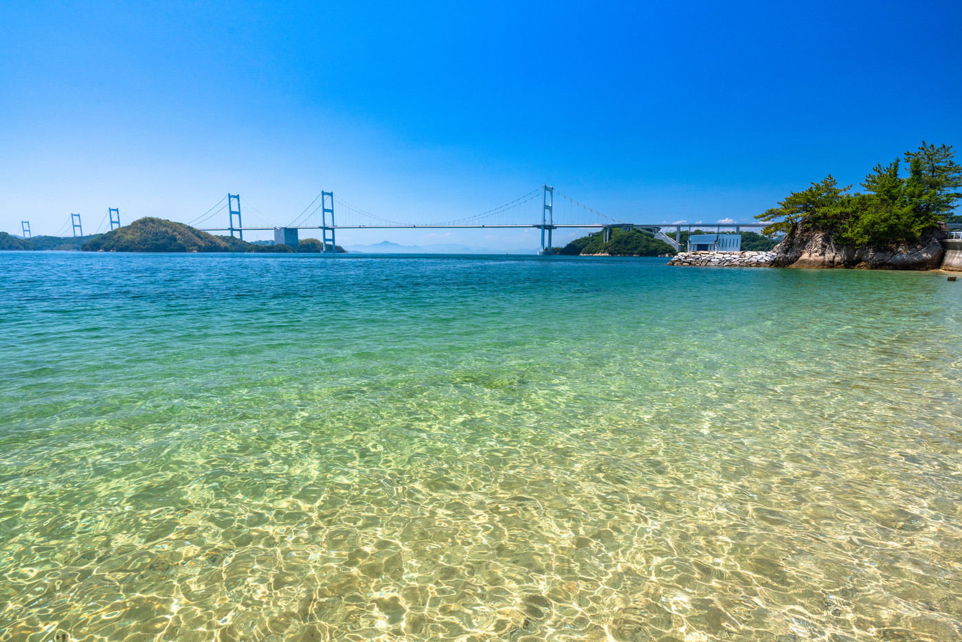 《愛媛県》美しい瀬戸内海・来島海峡大橋をのぞむ大島のビーチ