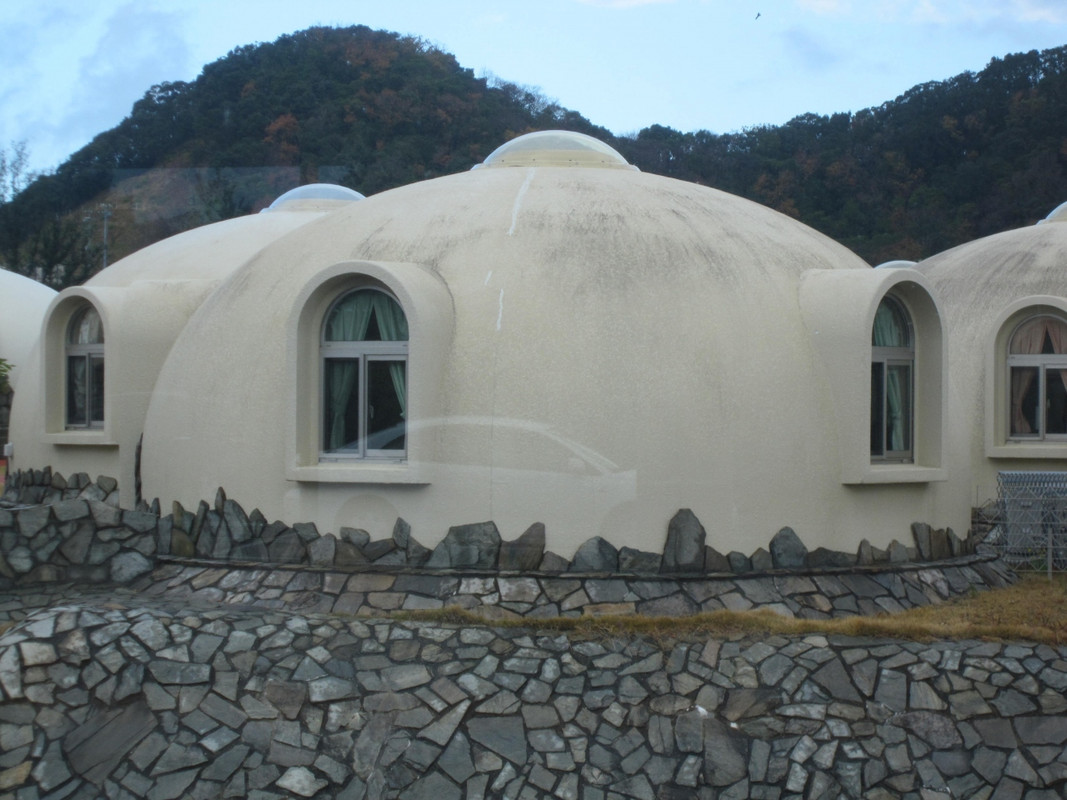 このようなドームが１３３棟ある