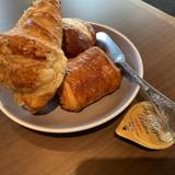 地元食材を味わう朝食
ルームサービスも可 / 4