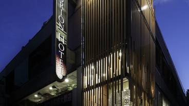 施設の正面 (日没後) / 1