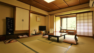 和室10畳 渓谷側