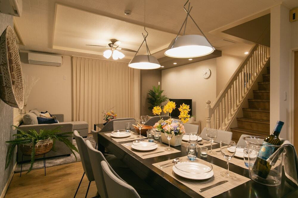 客室内のダイニングエリア