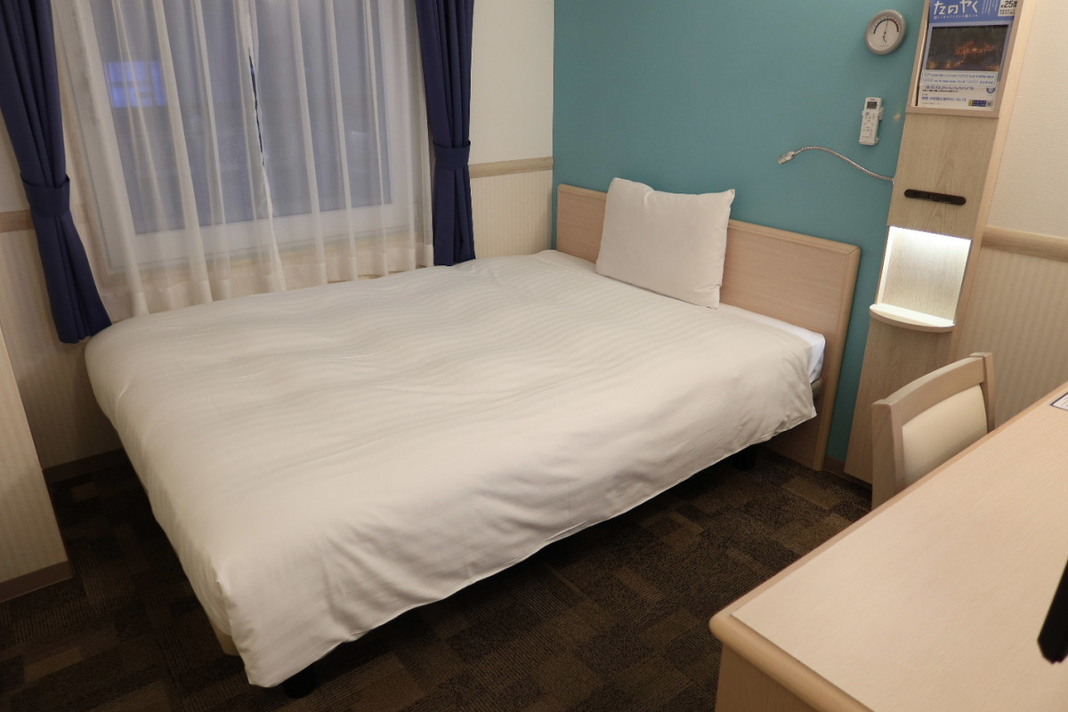 広いシングル用のベッド。