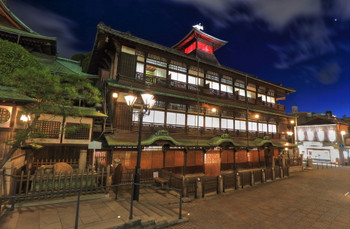 Night view of onsen Onsen Honkan