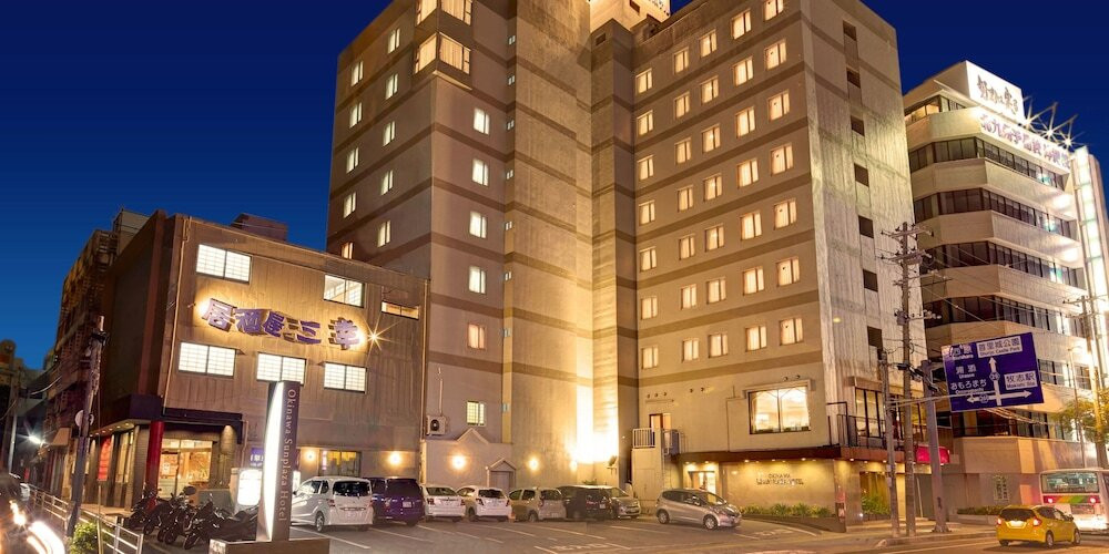 施設の正面 (日没後)