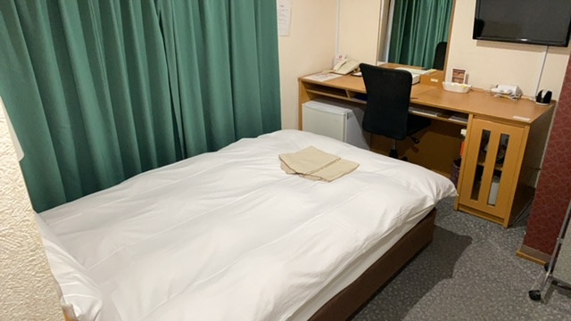 シンプルで清潔な客室