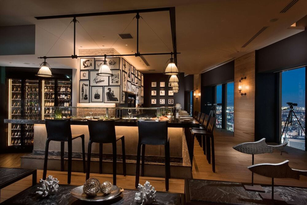 異国情緒あふれる店内でシーフード料理を頂ける「C:GRILL」4113003