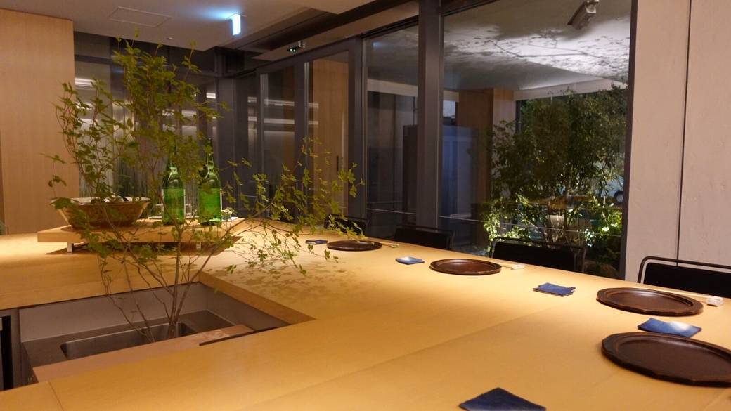 日本酒バーで
全国の銘酒を堪能 / 2