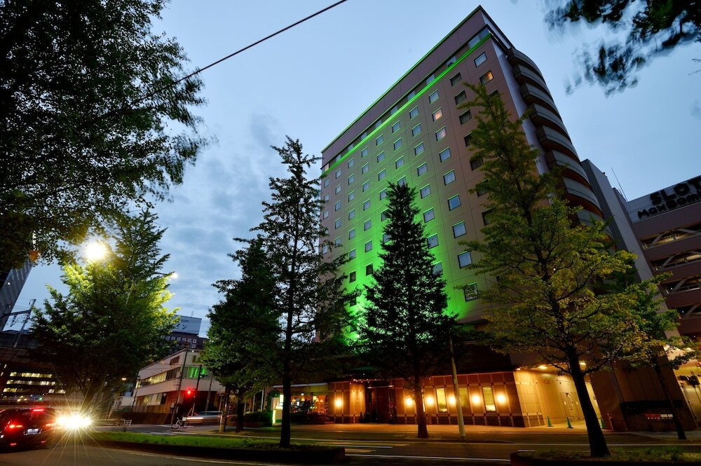 施設の正面 (日没後)