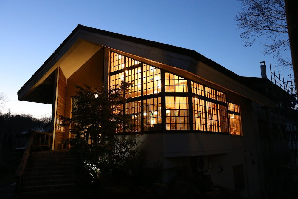 施設の正面 (日没後)