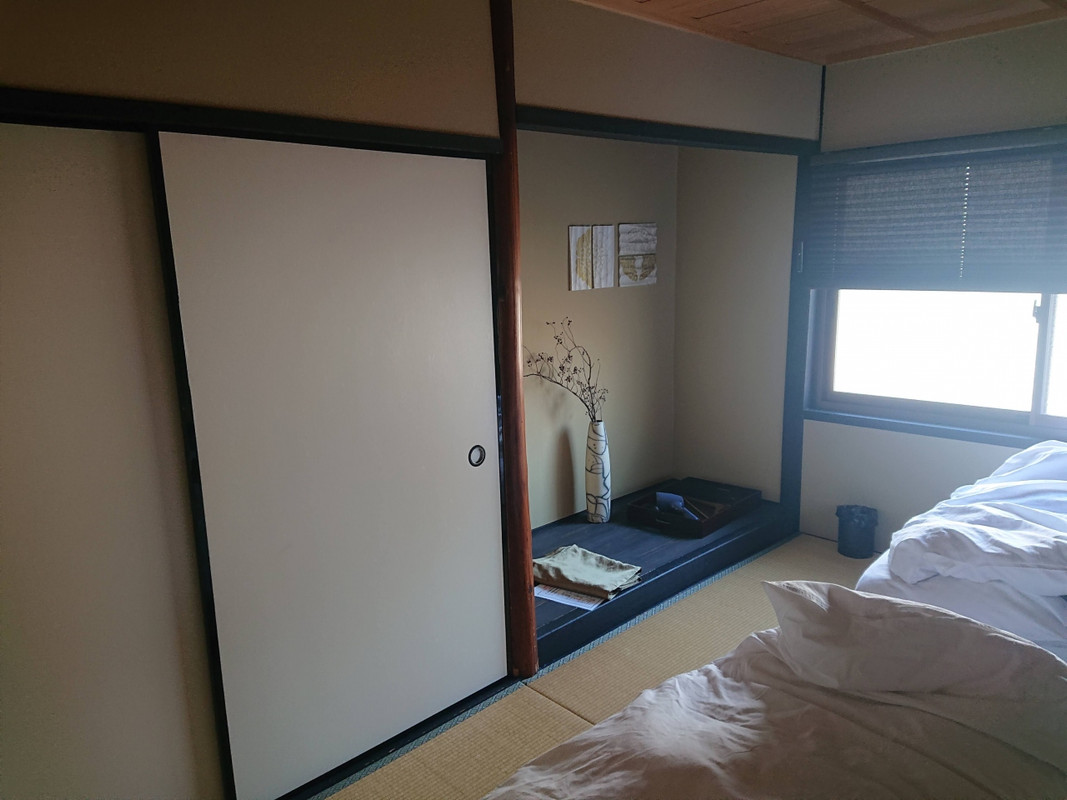 ベッド2台とお布団です