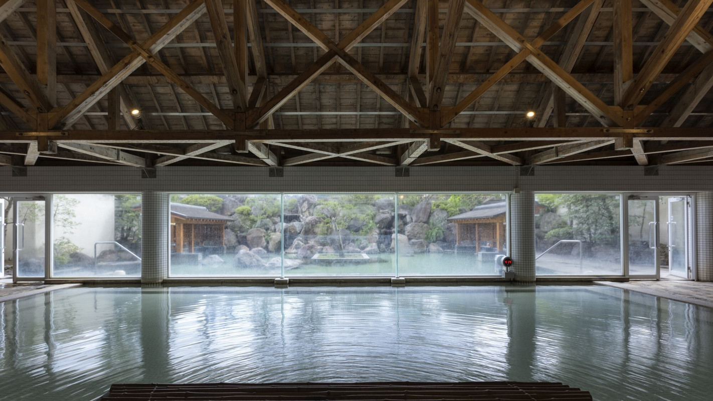 楠湯殿　檜の格子組　内湯　
