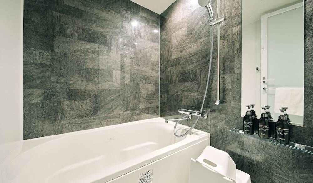 広々とした浴槽のバスルーム / 1