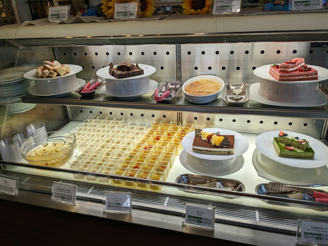 デザートも沢山・他の料理でお腹膨れて食べ損ねた（ＴＴ）