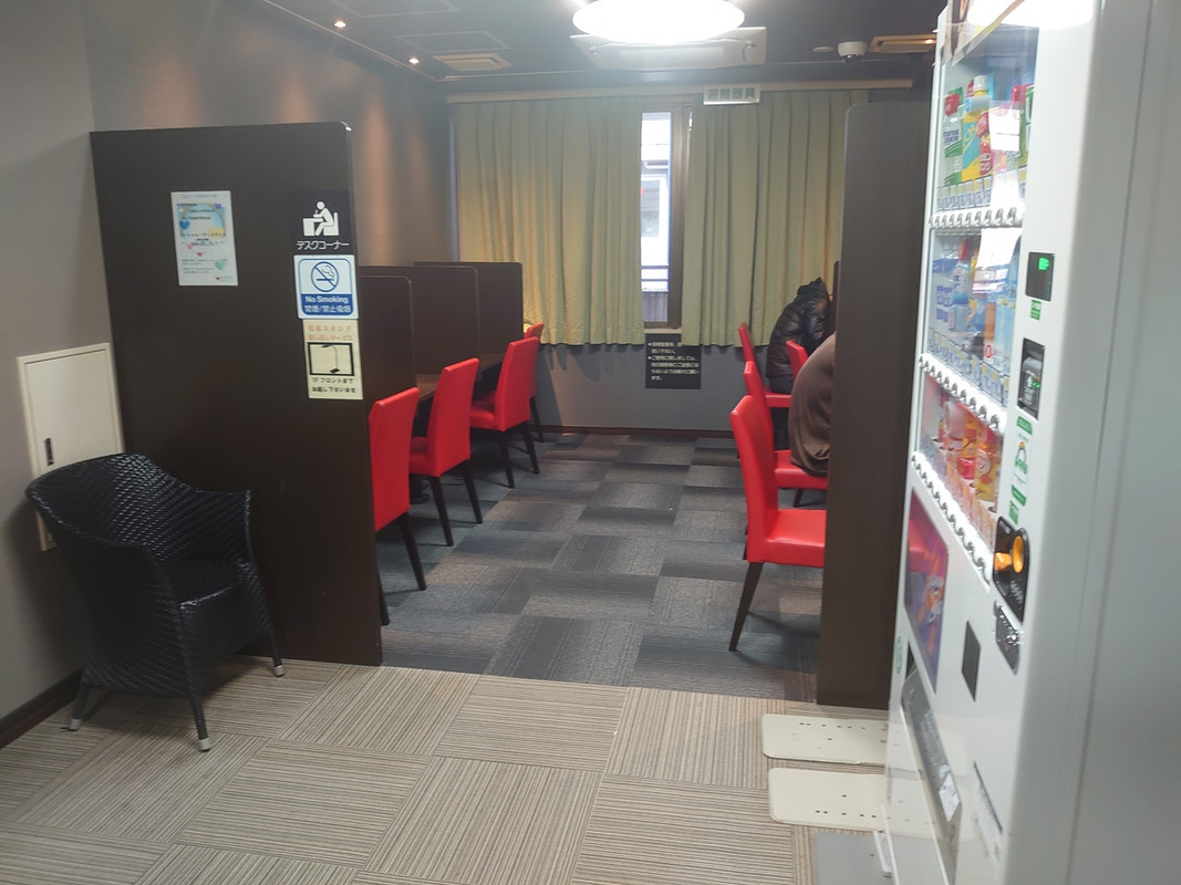 仕切られたデスクスペース。パソコンしたり東京での就活にも便利