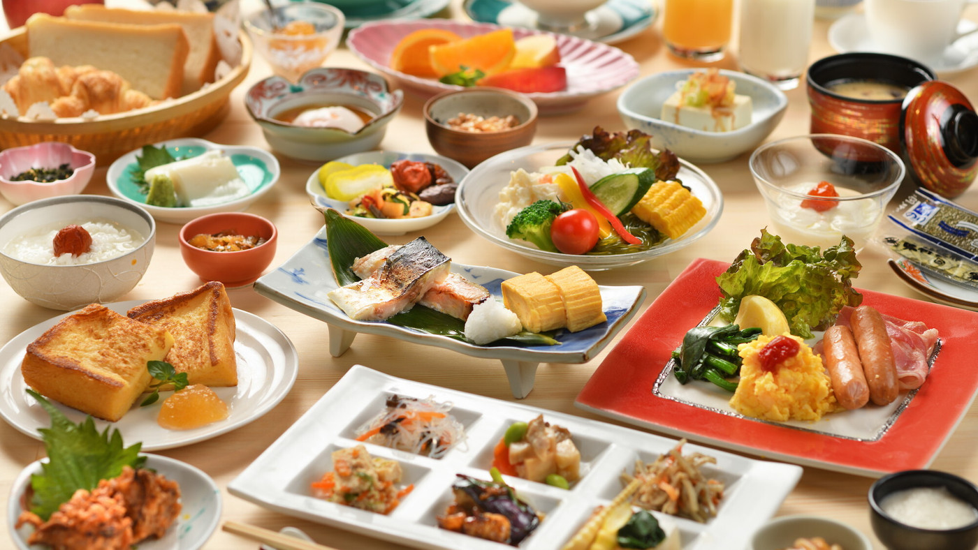 オールインクルーシブの上質宿で海を見ながら朝ごはん3996196