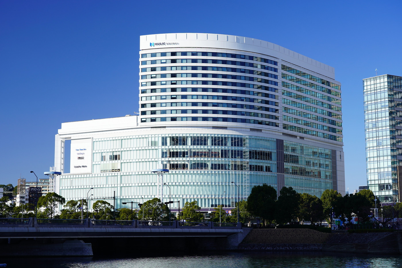 横浜　みなとみらい　桜木町駅付近の商業施設