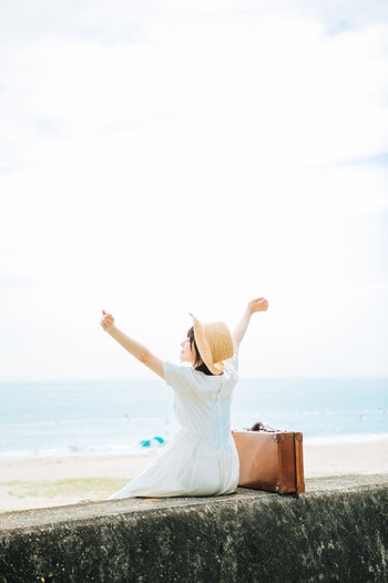 海へ旅行にきた女性