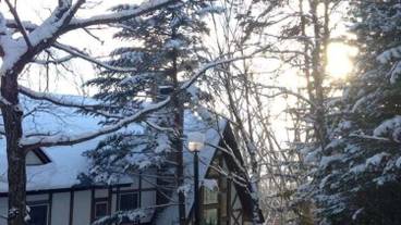 施設の正面 (日没後) / 2