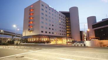 施設の正面 (日没後) / 1