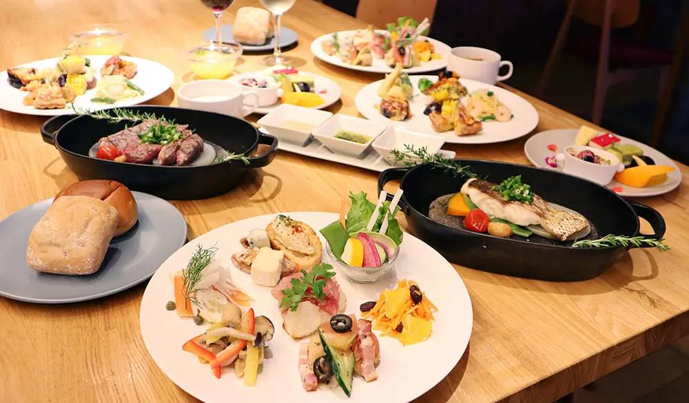 夕食は45品あり、冷菜17品、温菜17品、デザートやスイーツ11品と種類豊富。朝、夜とそれぞれメニューが違い、滞在中何度も訪れたくなるかも。