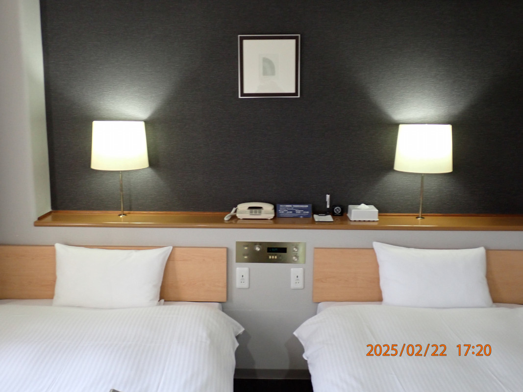 ベッドのヘッド周りは意外と使い易かった