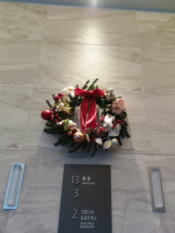 入口ホール　クリスマスリース飾ってありました