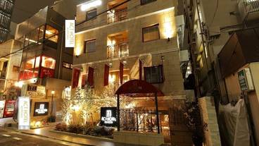 施設の正面 (日没後) / 5