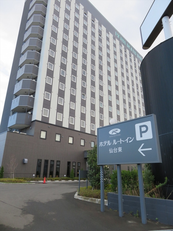 ホテル敷地への出入り口から見上げた様子。