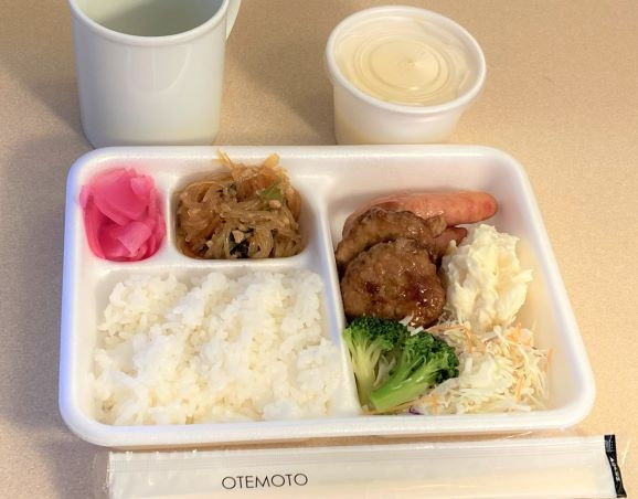 無料朝食は、コロナ対策のため部屋に持ち帰れるようになっている