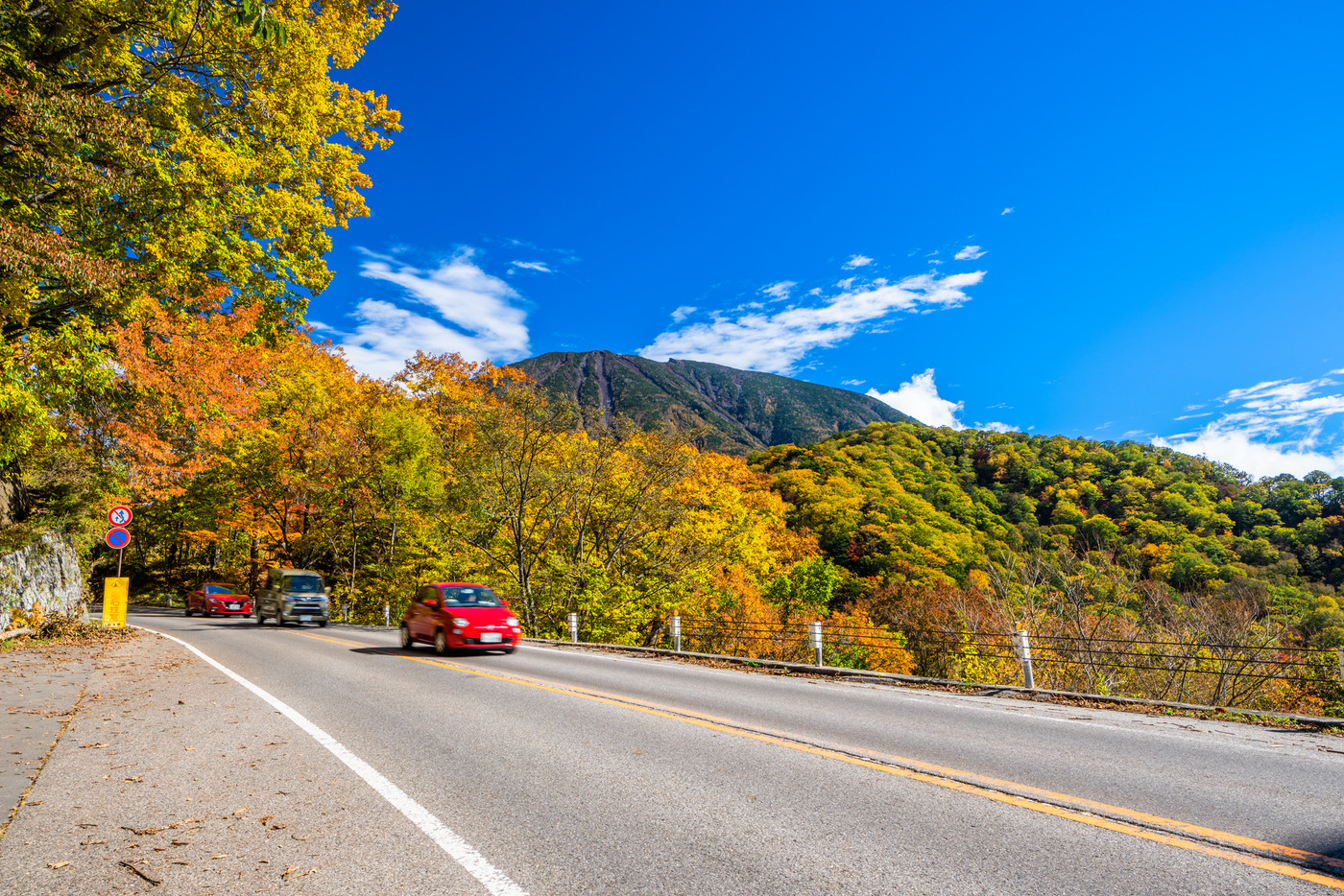 栃木 日光 秋の男体山(竜頭の滝周辺の国道より)