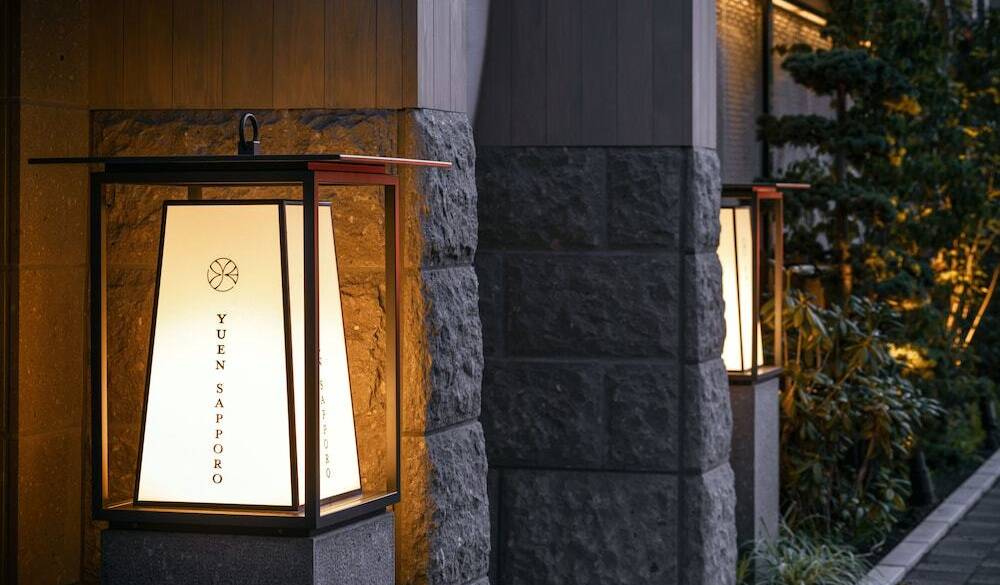 しっとりした雰囲気が
魅力の温泉旅館へ / 3