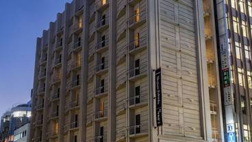 施設の正面 (日没後) / 1