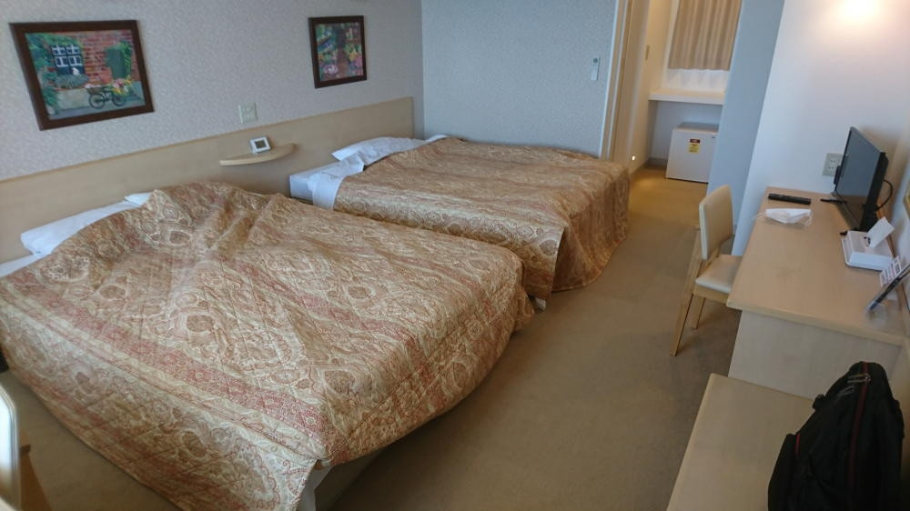 クイーンサイズのベッドが2つ。小さい子供なら添い寝可能