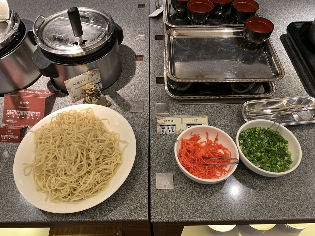 朝食の沖縄そば