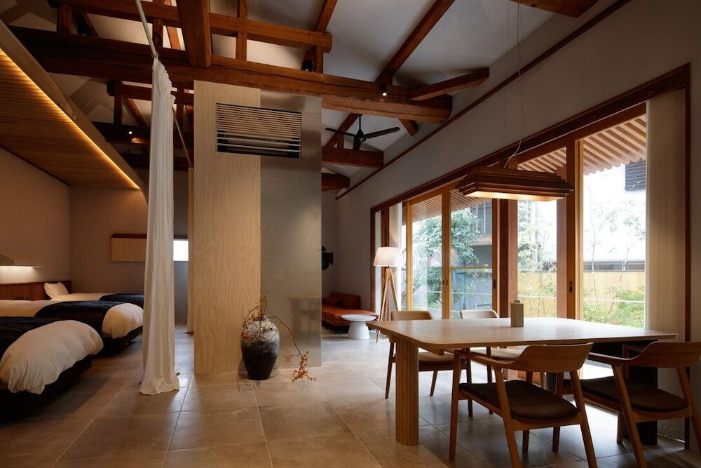 客室内のダイニングエリア