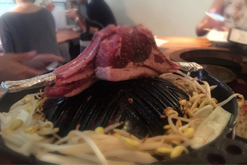 「club小羊 恵比寿店」料理 895579 ラムチョップ。
最初は脂身を下にしてじっくり焼きます。
けっこう長い時間焼いたので硬いのでは、と思いましたが、柔らかくてビックリ。
ラムチョップってこんなに美味しいんですね。