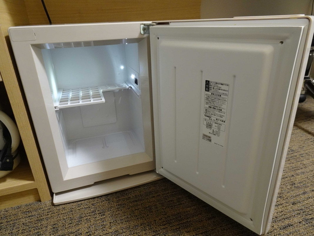 冷蔵庫はスイッチが入っていないので、入れましょう