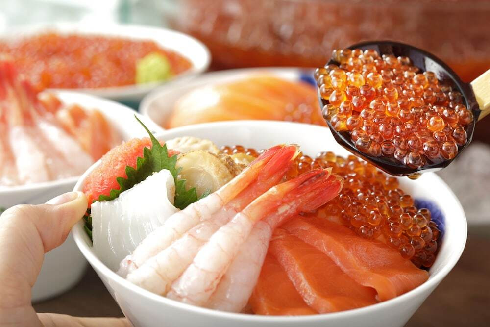 朝食に出てくる「海鮮丼」は、好みの食材を食べられる量だけ盛ってもらえます。 / 5