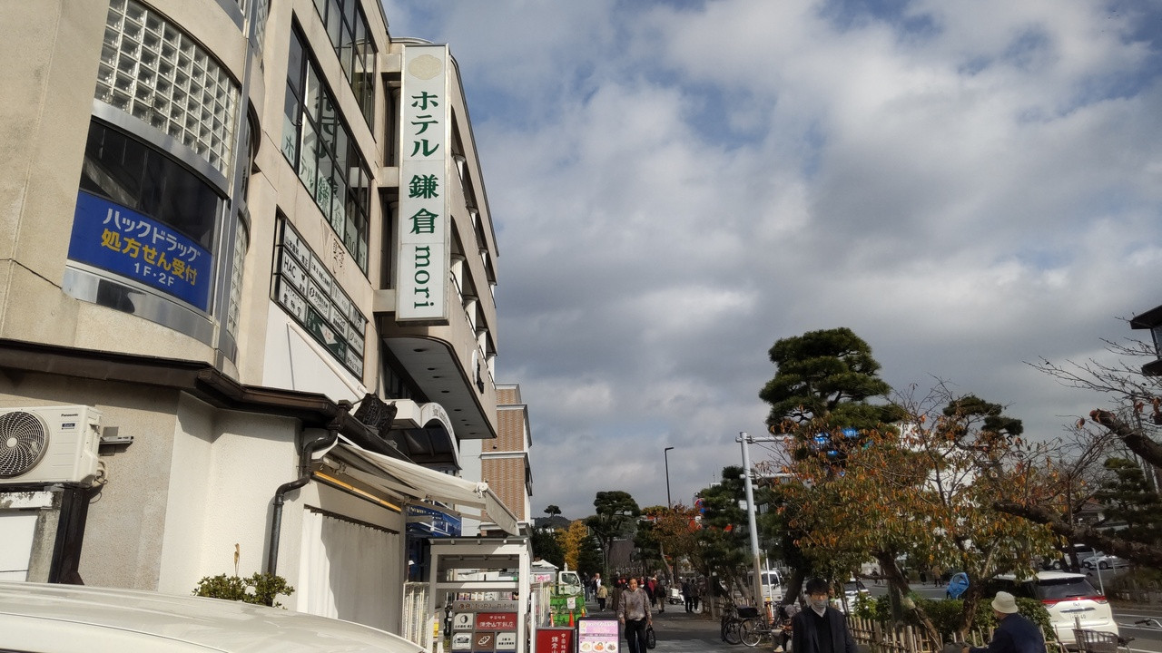 右の先が鶴岡八幡宮です