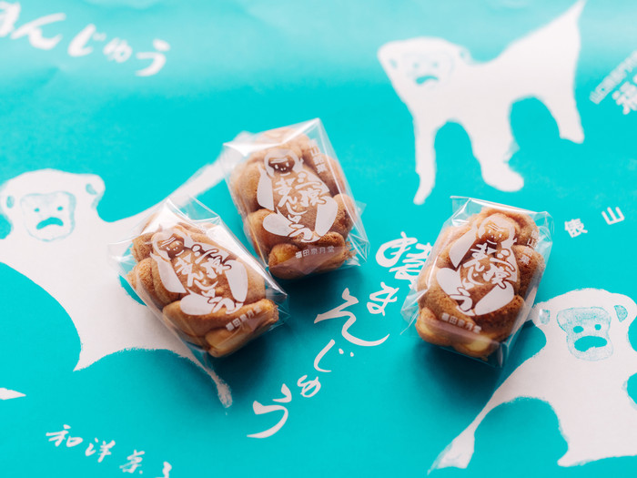 「三猿まんじゅう」は黒あん・白あんの2種類があります。他にも、もち米のもなかに大粒の粒あんを包んだ「福猿もなか」もおすすめ