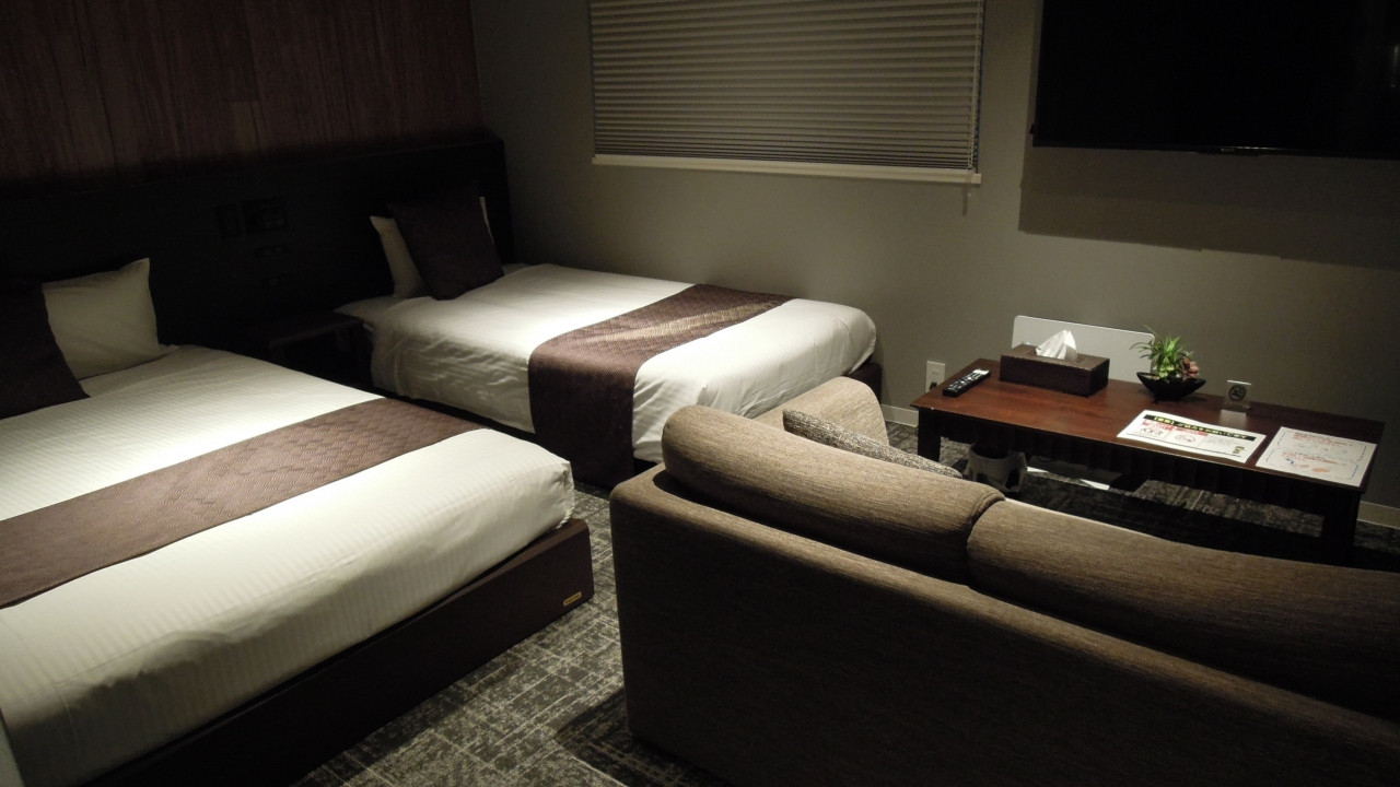 落ち着いたデザインの空間。照明はちょっと暗め。