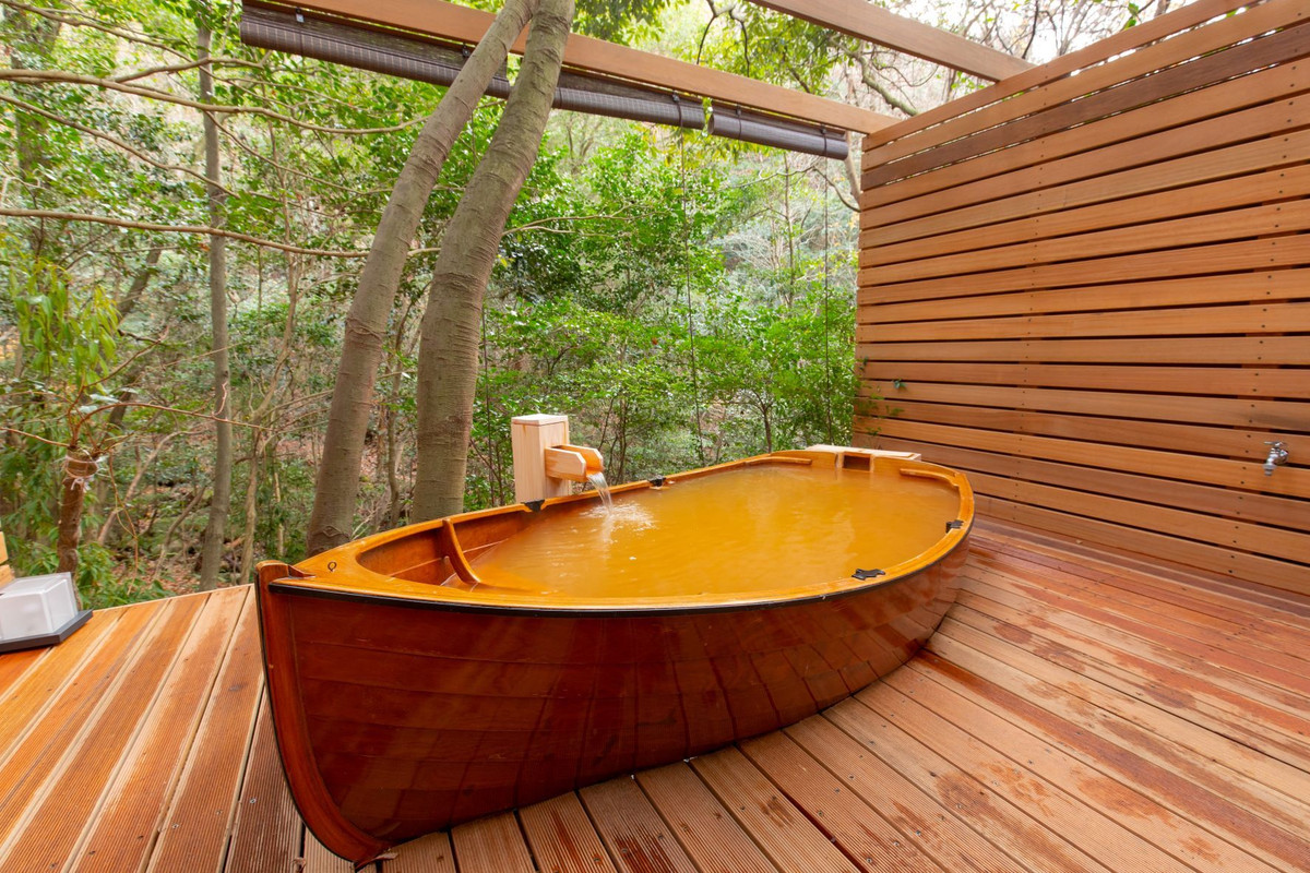 貸切露天風呂　山の源泉・月の舟