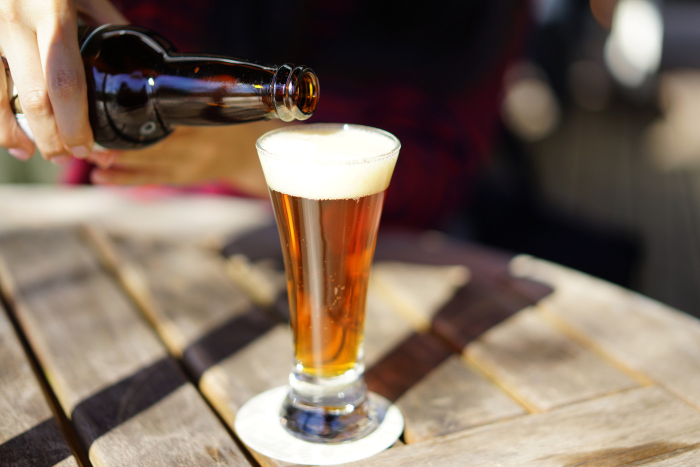 テラス席で飲むビール