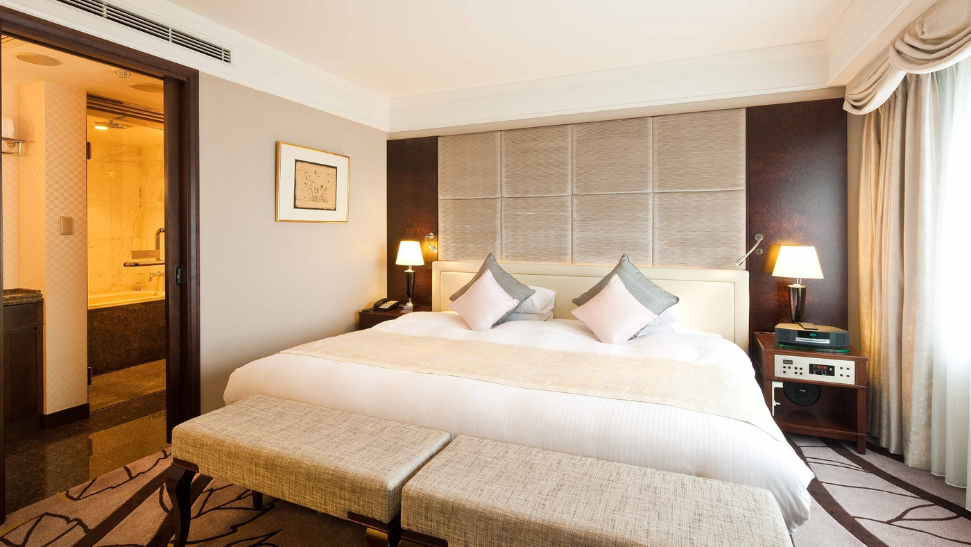 夜景を眺めながらロマンティックにルームサービスを堪能3465274